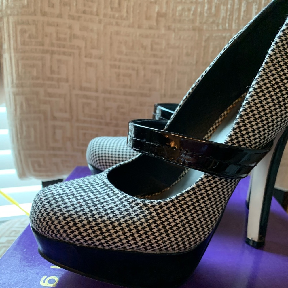 Black & white shoe